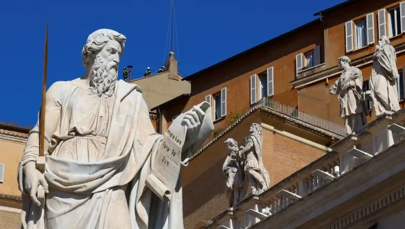 Instalada na Capela Sistina chaminé que anunciará o novo papa