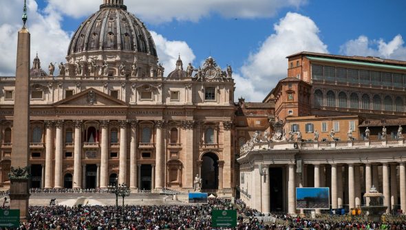 Vaticano registra fumaça branca; novo papa é eleito