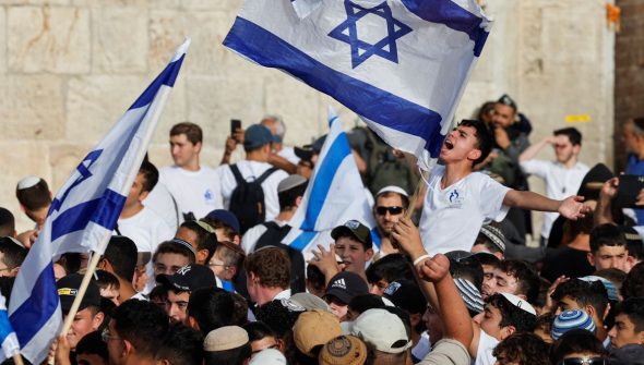 Extrema-direita confronta palestinos em marcha anual em Jerusalém