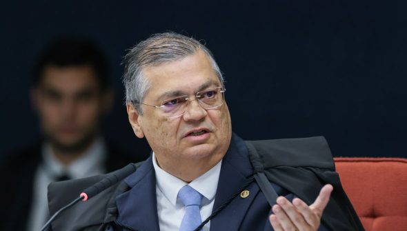 Dino rejeita alegação de Sóstenes para não explicar fala sobre emendas