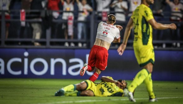 Pitta marca e deixa Bragantino na vice-liderança do Brasileiro