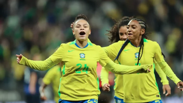 Dudinha brilha e seleção feminina derrota Japão no frio paulistano