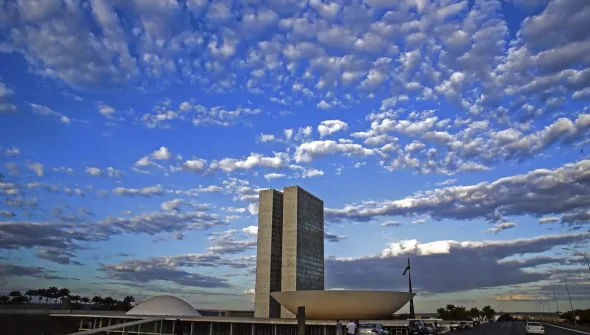 Relator antecipa fim da reeleição para 2030 e CCJ adia votação