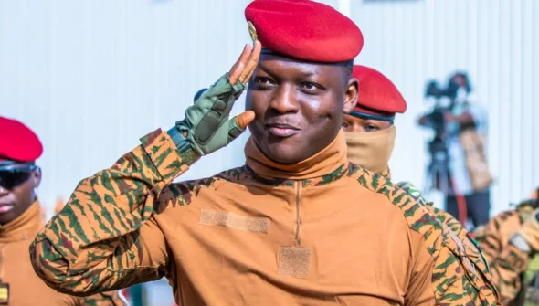 Líder anti-imperialista em Burkina Faso, Traoré se destaca na África