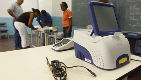 Com oposição rachada, Venezuela realiza eleição legislativa e regional
