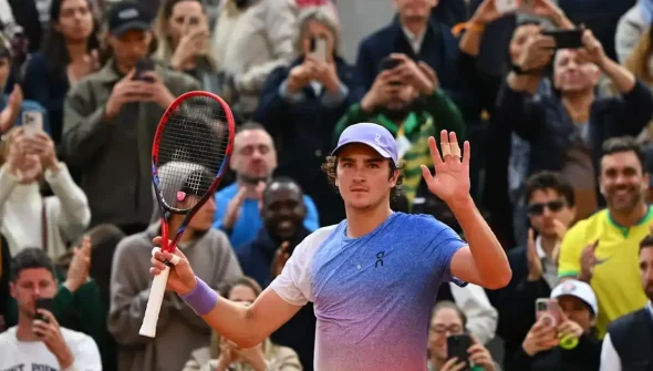 Roland Garros: Fonseca estreia com vitória implacável sobre ex-top 10