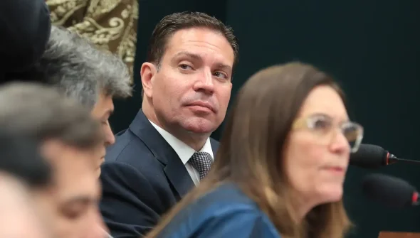 Moraes determina suspensão parcial da ação do golpe contra Ramagem
