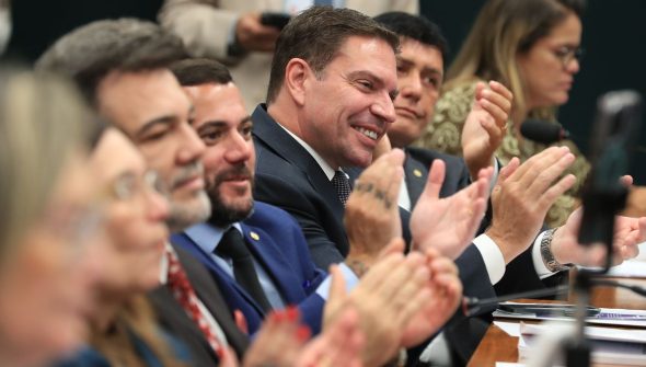 Câmara suspende ação penal contra Ramagem por atos do 8 de janeiro