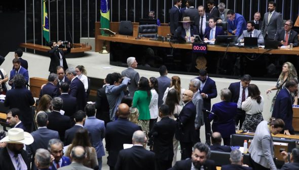Câmara aprova projeto que reajusta salários de servidores públicos