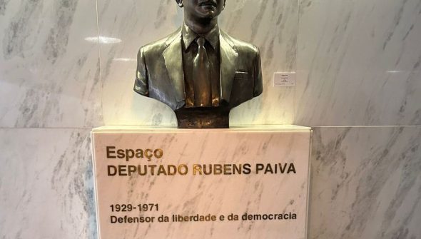 Ato contra PL da Anistia é realizado em frente a busto de Rubens Paiva
