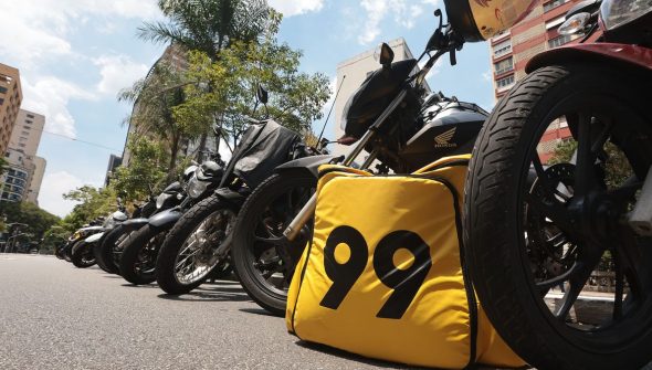 Procon-SP investiga Uber e 99 por oferta de mototáxi após proibição