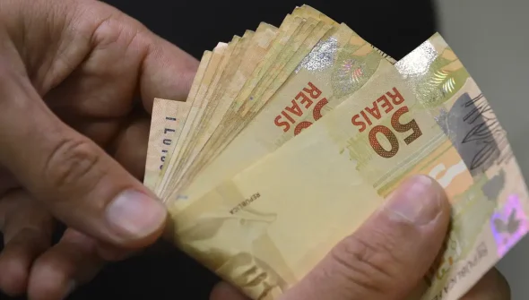 Benefícios sociais garantem rendimento médio recorde de R$ 836 em 2024