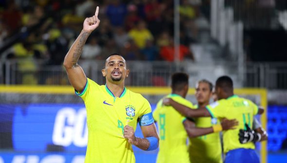 Brasil goleia Espanha e avança à semi do Mundial de futebol de areia
