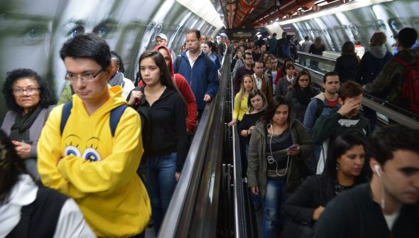 Falha no Metrô de São Paulo causa lentidão; estações estão lotadas