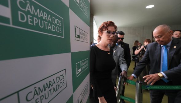 Moraes abre inquérito para investigar Zambelli por coação e obstrução