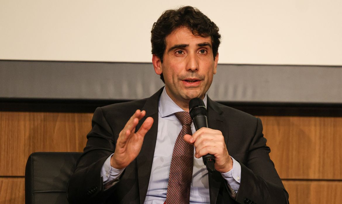 OAB Barro Preto - Galípolo diz que IOF não deveria ser usado para arrecadar