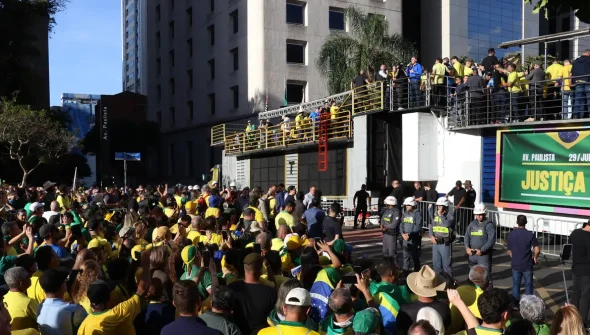 Ato em SP reúne apoiadores de Bolsonaro contra julgamento no STF