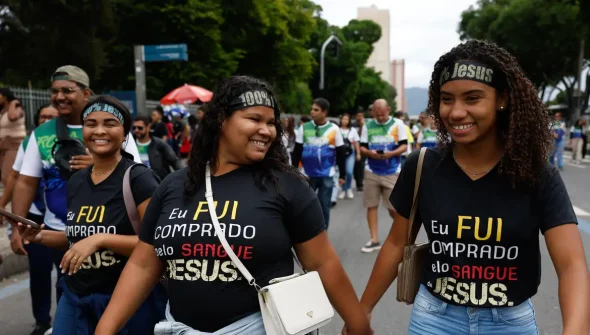Jovens e mulheres puxam aumento de evangélicos no país, revela IBGE