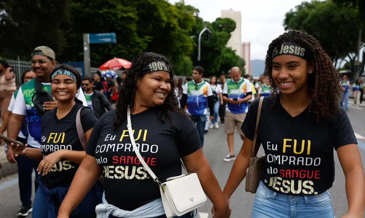 OAB Barro Preto - Jovens e mulheres puxam aumento de evangélicos no país, revela IBGE