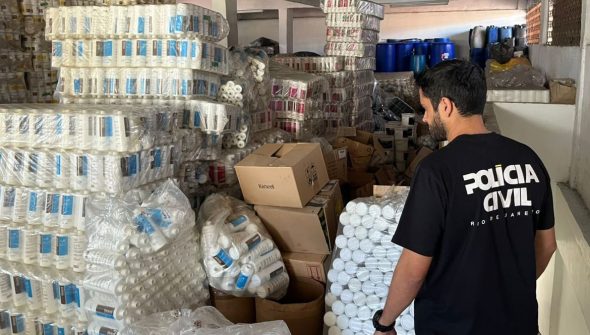Polícia fecha duas fábricas clandestinas de cosméticos no Rio