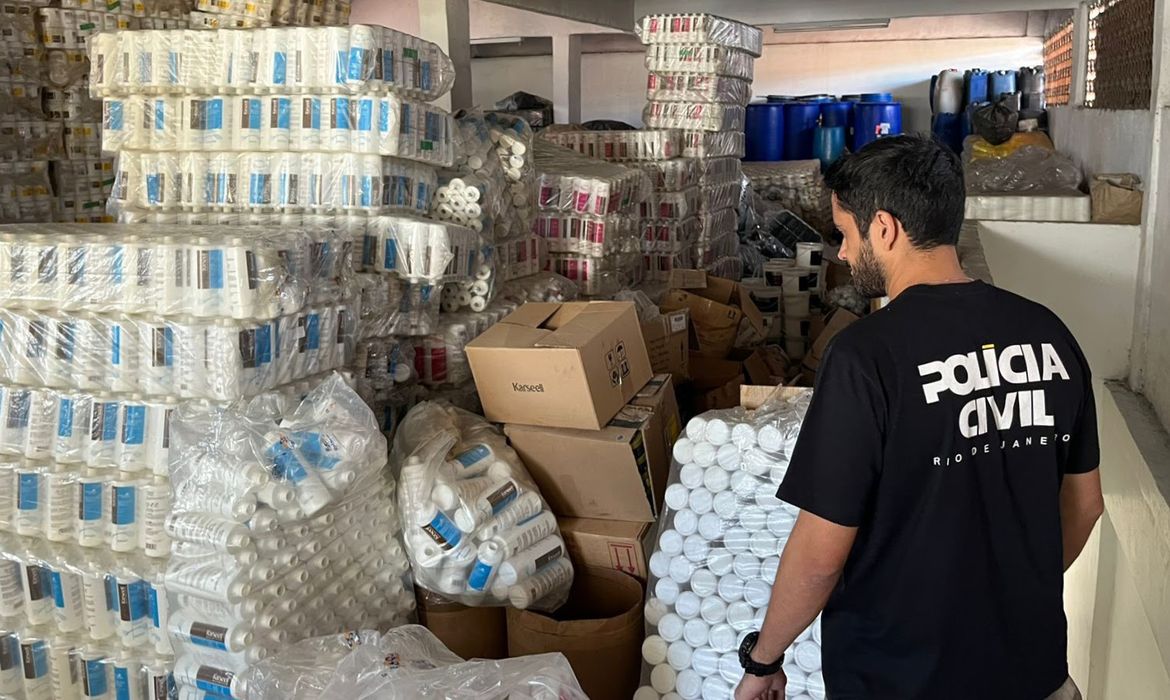 OAB Barro Preto - Polícia fecha duas fábricas clandestinas de cosméticos no Rio