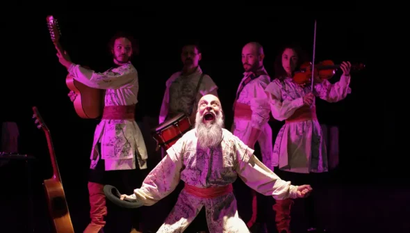 Companhia teatral chilena conta histórias latinoamericanas em trilogia