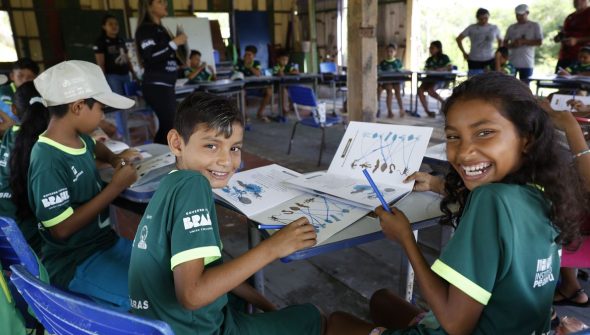 “Z de zangão”: projeto aproveita vivências para alfabetizar no mangue