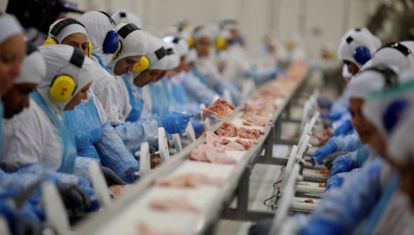 Indústria criou mais de 910 mil empregos em quatro anos, aponta IBGE