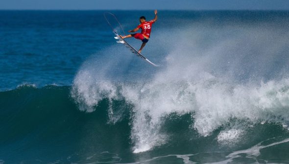 Italo Ferreira brilha com aéreo para alcançar quartas da etapa do Rio