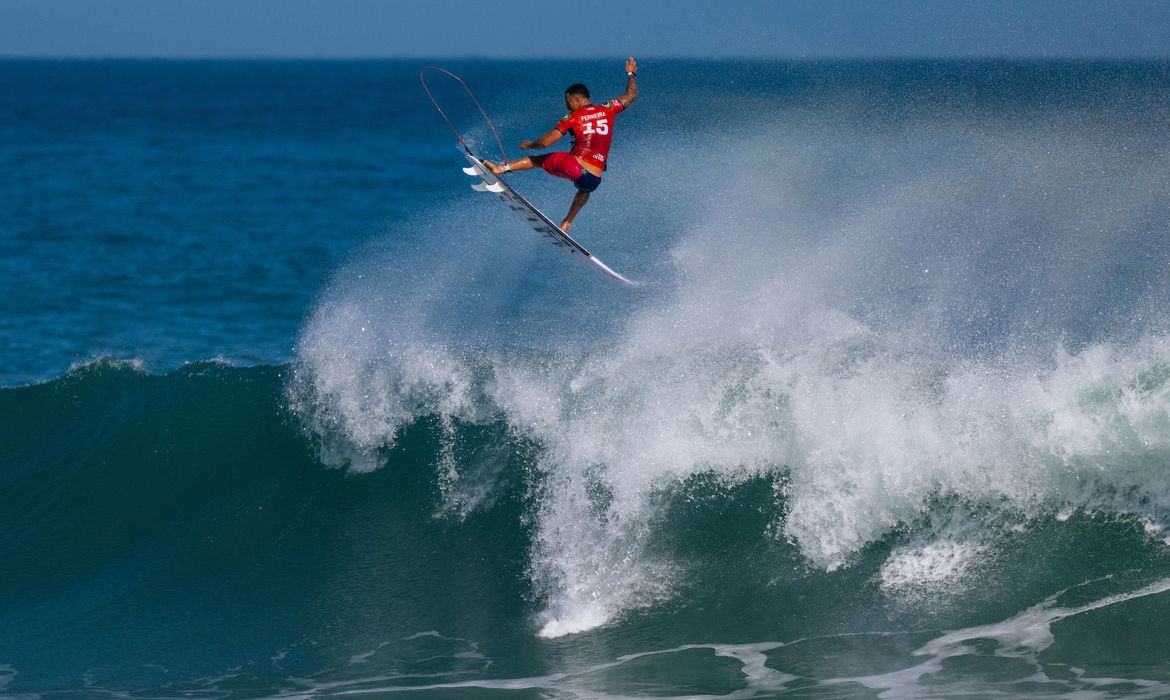 OAB Barro Preto - Italo Ferreira brilha com aéreo para alcançar quartas da etapa do Rio