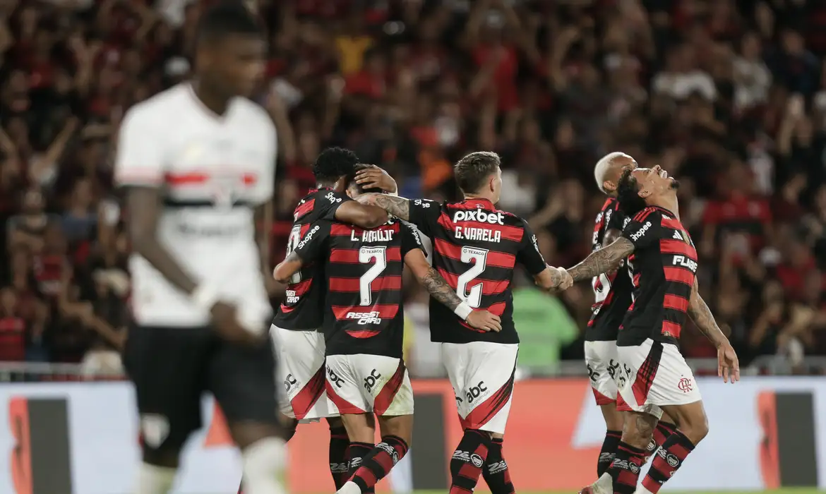 OAB Barro Preto - Flamengo vence São Paulo por 2 a 0 no retorno do Brasileiro