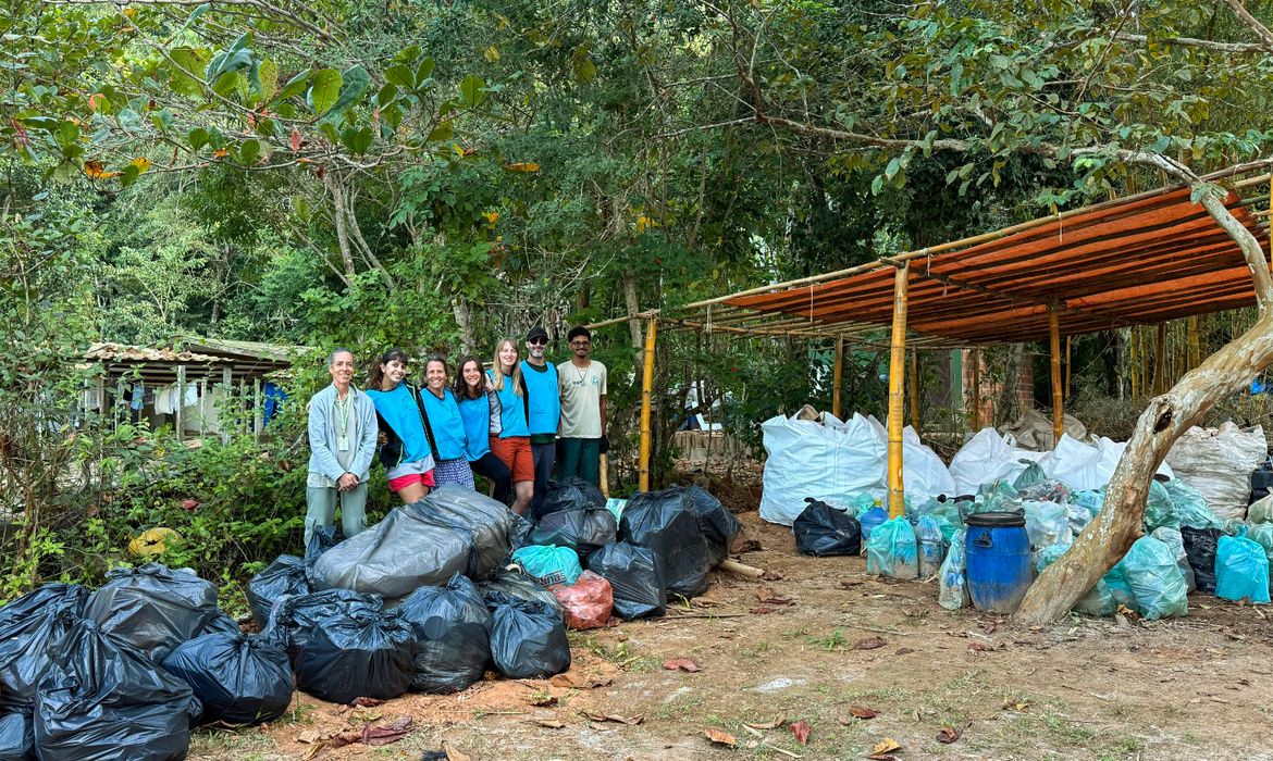 OAB Barro Preto - Mutirão em Ilha Grande acha lixo vindo da China, Argentina e Etiópia