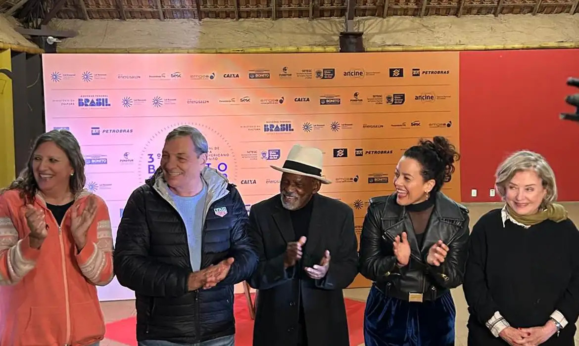 OAB Barro Preto - Bonito (MS) inaugura calçada da fama em homenagem ao cinema