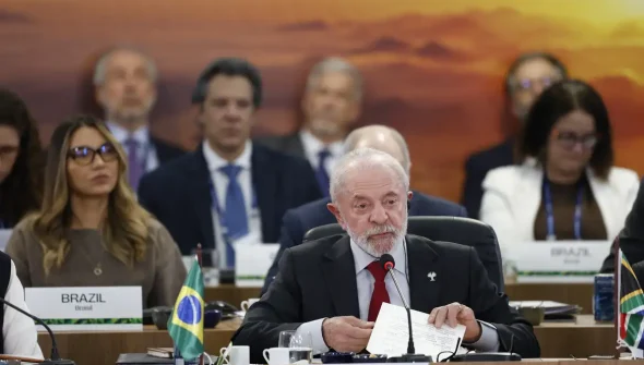 FMI e Banco Mundial financiam países ricos, critica Lula no Brics