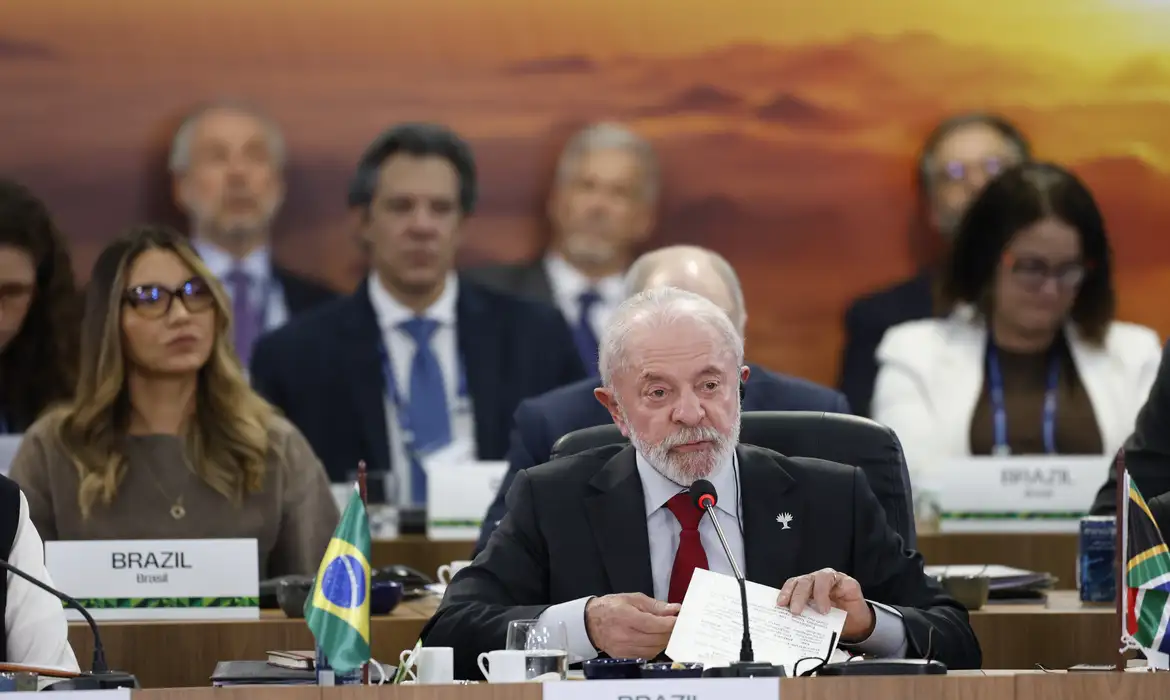 OAB Barro Preto - FMI e Banco Mundial financiam países ricos, critica Lula no Brics