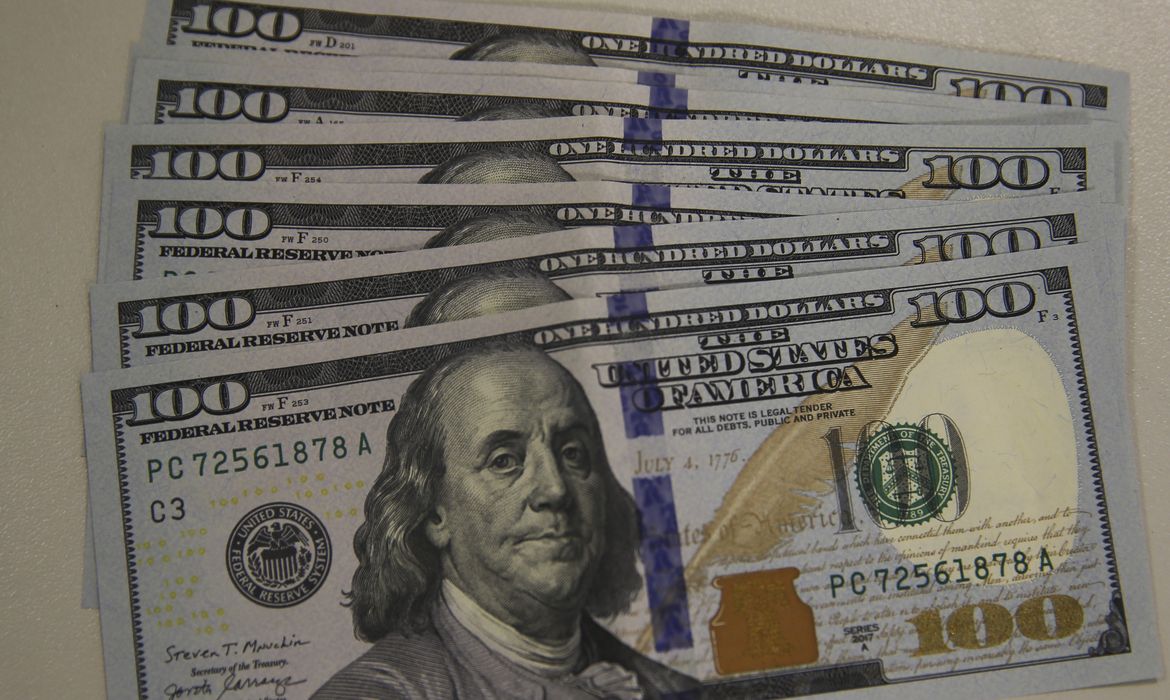 OAB Barro Preto - Dólar sobe para R$ 5,46 com IOF e realização de lucros