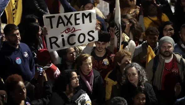 Ato na Avenida Paulista pede taxação de super-ricos e condena tarifaço