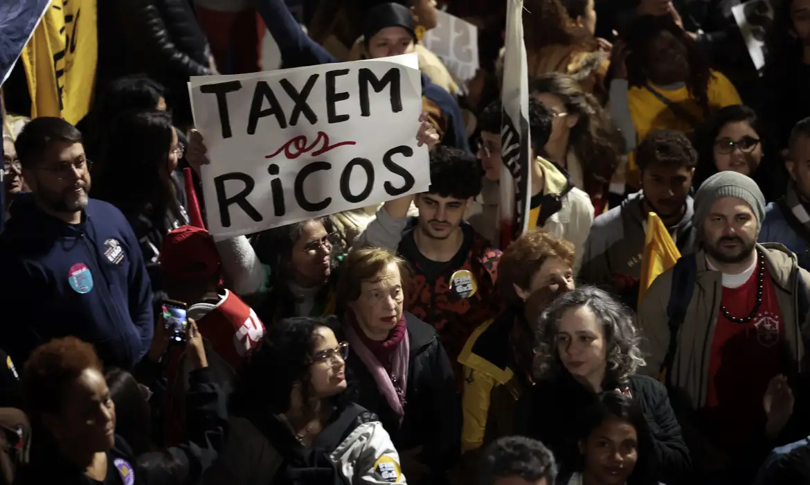 OAB Barro Preto - Ato na Avenida Paulista pede taxação de super-ricos e condena tarifaço