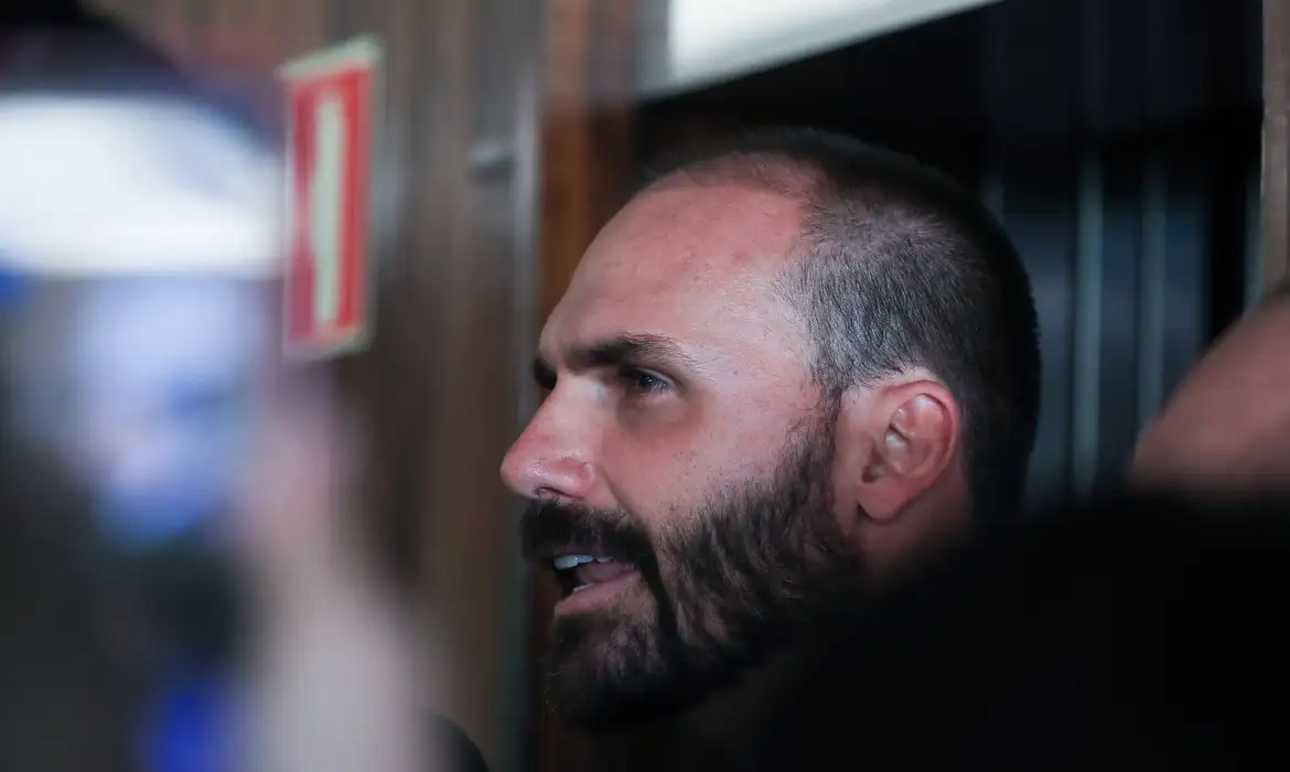 OAB Barro Preto - Moraes determina bloqueio de bens e contas de Eduardo Bolsonaro