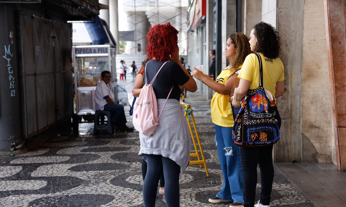 OAB Barro Preto - MEC quer estender Pé-de-Meia a todos do ensino médio da rede pública