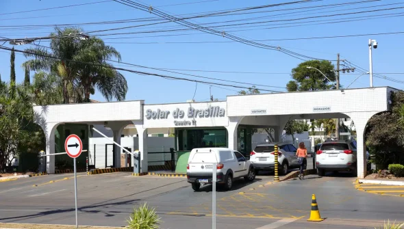 Bolsonaro deixa prisão domiciliar e vai a hospital para exames médicos