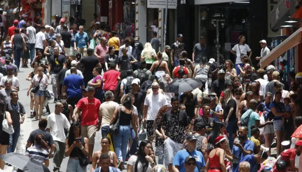 População brasileira chega a 213,4 milhões em julho de 2025