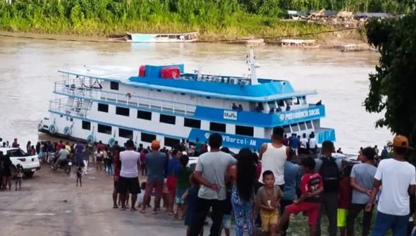 INSS usa barcos para orientar aposentados da Amazônia sobre descontos