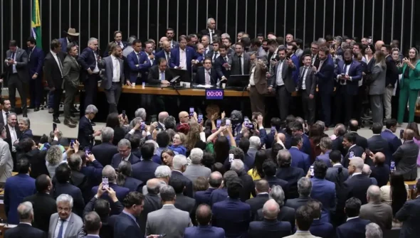 Após ocupação de Plenário, Hugo Motta abre sessão e pede respeito