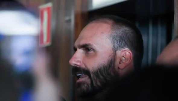 TCU recomenda que Câmara investigue gastos de Eduardo Bolsonaro