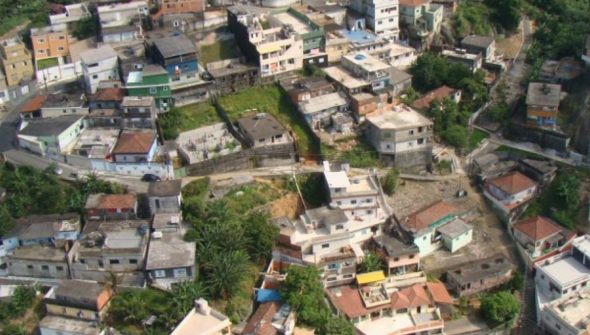Incêndio de grandes proporções atinge favela de palafitas em Santos