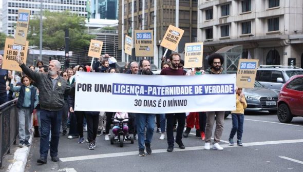Manifestações em quatro cidades pedem ampliação da licença-paternidade