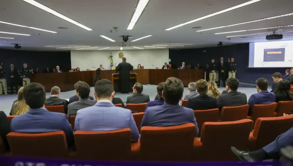 Com voto de Moraes, STF retoma nesta terça julgamento de Bolsonaro