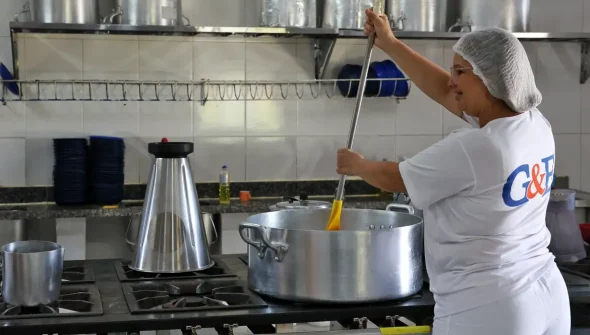 Ceará sanciona lei que zera ultraprocessados na merenda até 2027