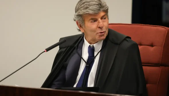 Fux absolve Bolsonaro e condena Braga Netto e Cid pela trama golpista